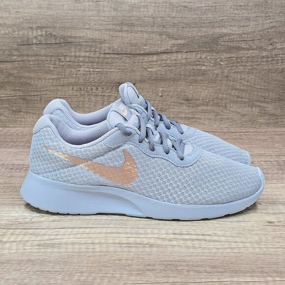 Nike Tanjun Women's Size 8 Gray Running Shoes (BV1154-001) - Picture 1 of 9